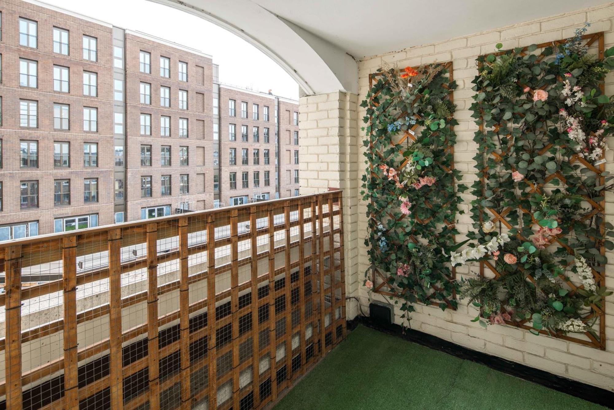 Massive For Large Families With Balcony And Ac